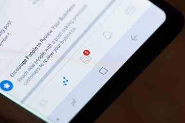 Smartphone ekranında Facebook istatistik