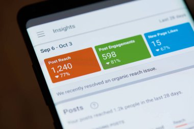 Smartphone ekranında facebook sayfasındaki anlayışlar