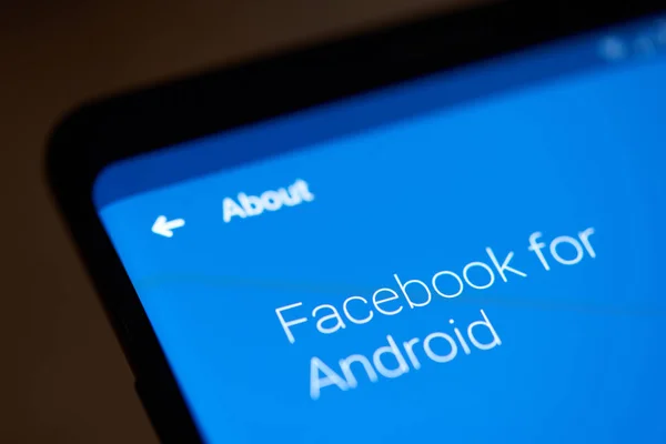 Facebook für Android auf Smartphone-Bildschirm — Stockfoto