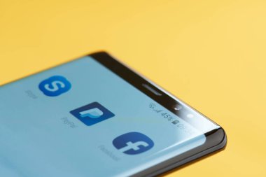 New york, Amerika Birleşik Devletleri - 3 Ekim 2018: Paypal simgesi app akıllı telefon ekranında yakın sarı arka plan bakış