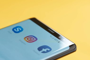Smartphone ekranında Instagram simgesi