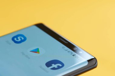 Mağaza smartphone ekranda oynamak