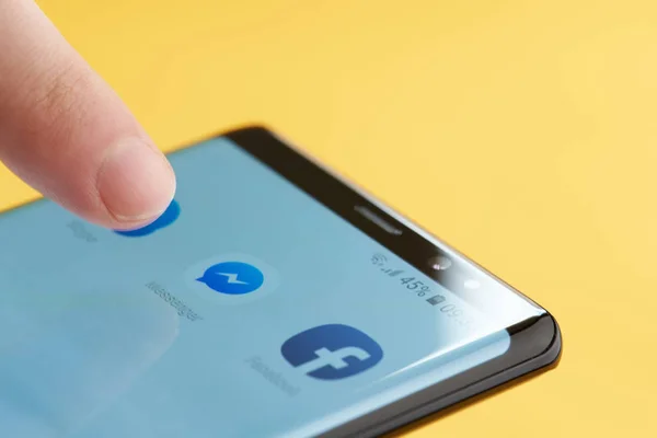 Facebook-Messenger auf Smartphone-Bildschirm starten — Stockfoto
