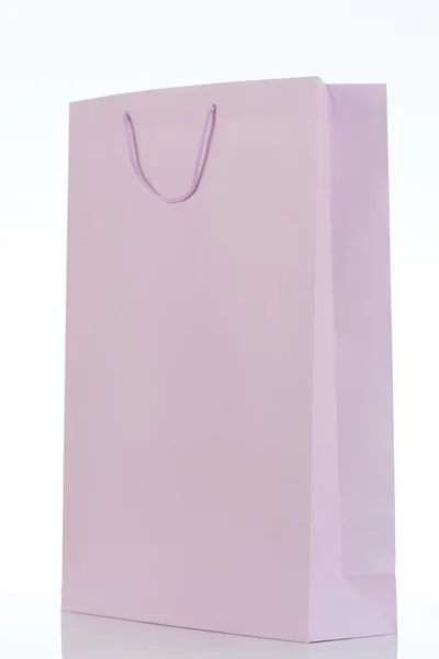 Una bolsa de regalo púrpura claro — Foto de Stock