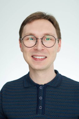 Mutlu gülümseyen Genç beyaz adam