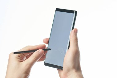 Ekran kalemi ile kuvvetli darbe veya dokunmatik akıllı telefon