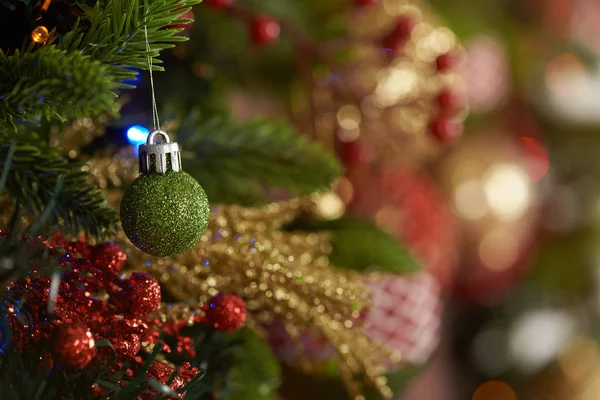 Bola de Navidad cuelga del árbol — Foto de Stock