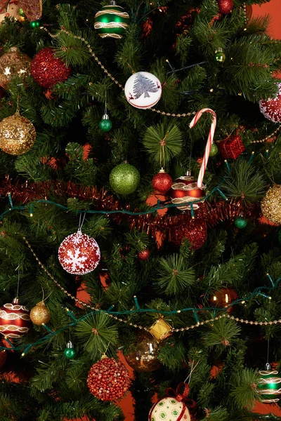 Decoración colorida en el árbol de Navidad — Foto de Stock