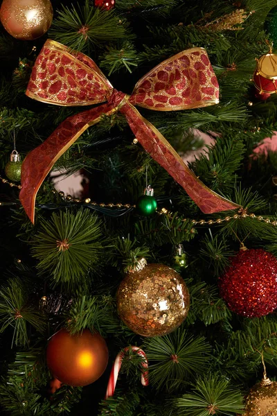Decoraciones en el árbol de Navidad — Foto de Stock