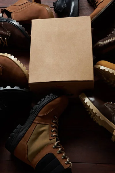 Leather shoes lay around cartoon box — Stock Photo, Image