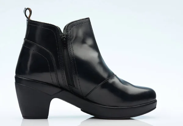 Chaussure femme en cuir noir — Photo