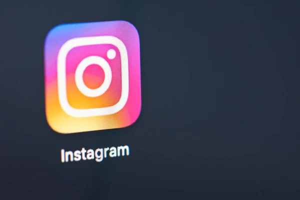 Icono de Instagram en la pantalla del portátil — Foto de Stock