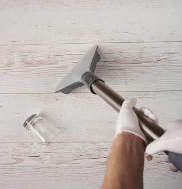 Beyaz ahşap zemin temizleme