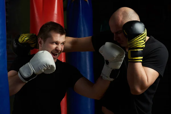 Dos hombres boxeando en el gimnasio —  Fotos de Stock