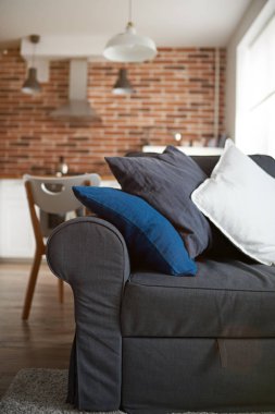 Gri kanepe yastık ile