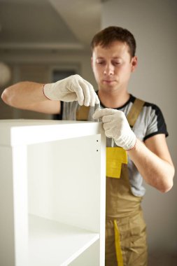 Adam montaj beyaz gardrop