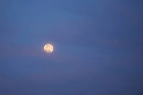 Mond bei blauem bewölkten Himmel — Stockfoto