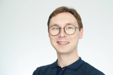 Akıllı görünümlü genç beyaz adam