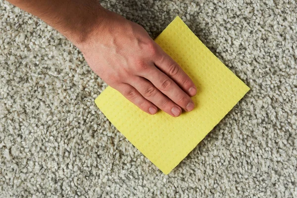 Tvätta mattan från smutsiga spot — Stockfoto