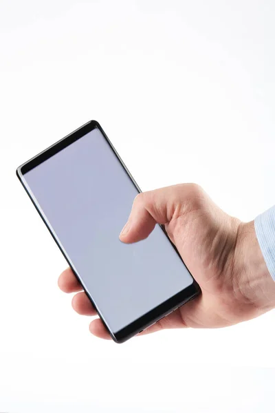 Hålla moderna smartphone i handen — Stockfoto