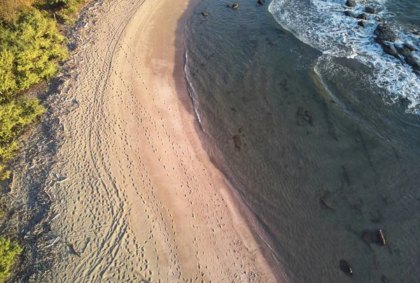 Personnes traces sur la plage de l'océan — Photo