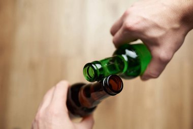 Arkadaş grubu bira şişesi tezahürat