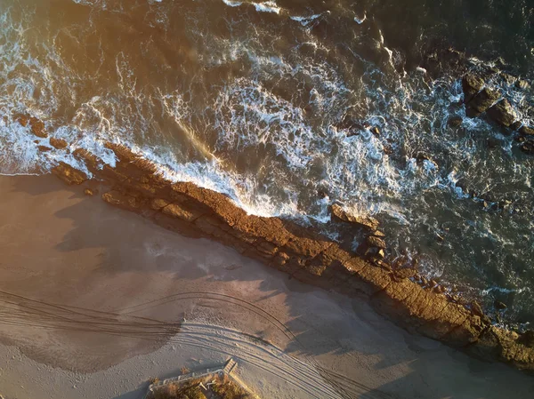 Gran roca en la playa — Foto de Stock