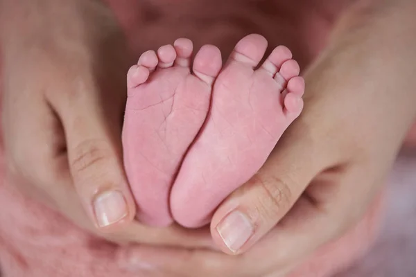 Батьки тримають новонароджені пальці ніг — стокове фото