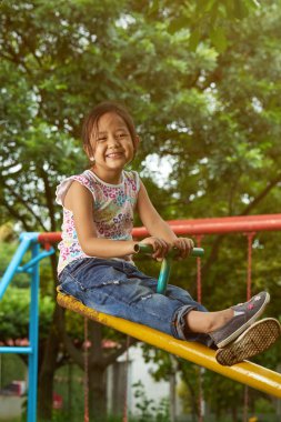 Asyalı kız bkz: testere üzerinde oynama.