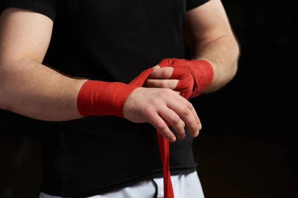 Sportman aplicando vendaje de boxeo a mano —  Fotos de Stock