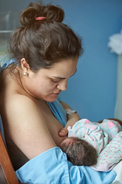 Ung spansktalande mamma kvinna med nyfödda — Stockfoto