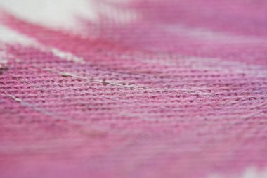 Beyaz tuval kağıt üzerinde mor boya