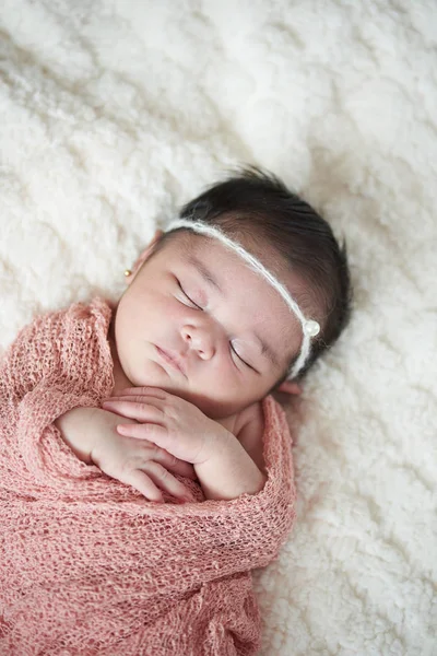 Bebê recém-nascido dormindo na cama — Fotografia de Stock