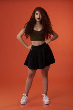 Stüdyo arka plan üzerinde duran genç kadın