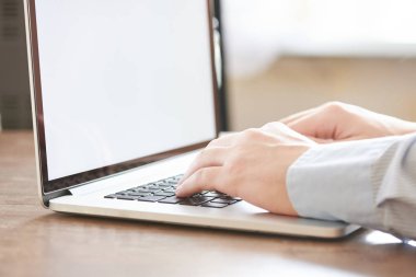 Bilgisayarda yazı yazan ellerin yakın plan görüntüsü