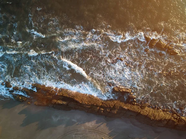 태양 광선 빛에 바다 해안선 — 스톡 사진