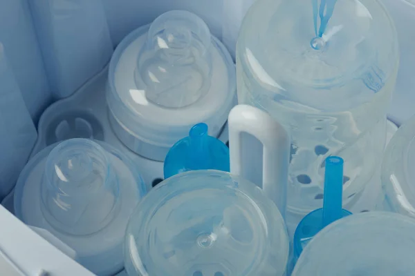 Чистка деталей для подачи пластиковых бутылок — стоковое фото