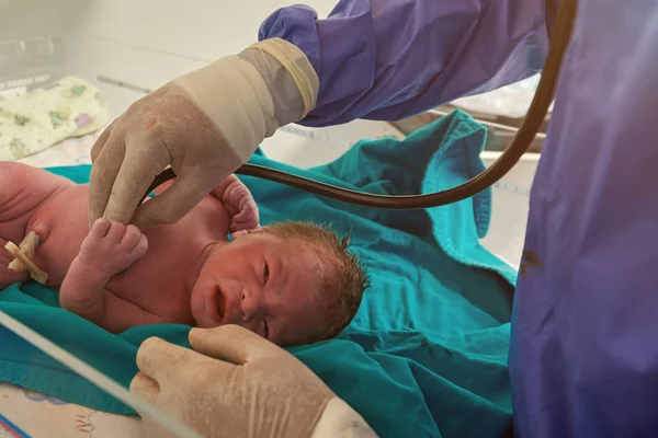 Control de la salud del bebé recién nacido — Foto de Stock