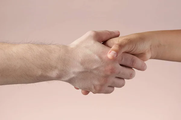 Чоловік потискає жінці руку — стокове фото