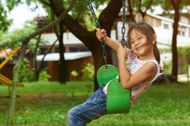 Bir salıncak bir park üzerinde Asyalı kız