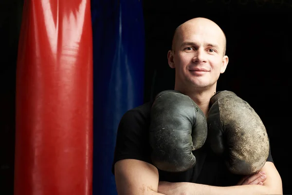 Retrato Cerca Del Boxeador Con Guantes Gruesos Colgando Del Cuello — Foto de Stock