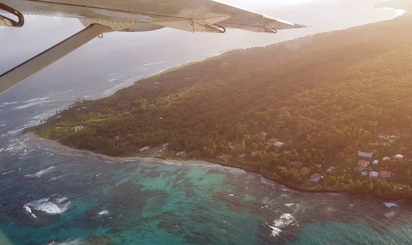 Карибский остров из окна самолета — стоковое фото