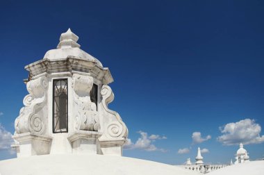 Mavi gökyüzü arka plan olarak kilisenin çatısında bir beyaz kubbe