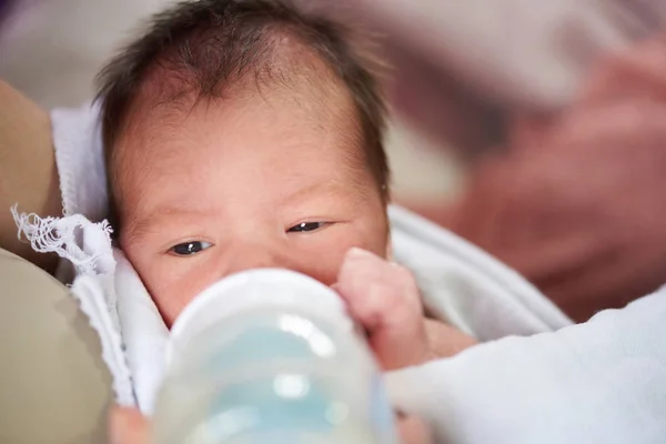Portrét novorozence konzumní mléko — Stock fotografie