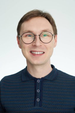 Beyaz arka plan üzerinde izole beyaz adamın yüzündeki gülümseme ifadesi