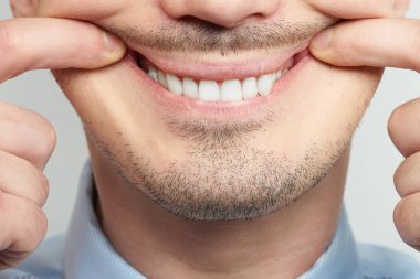 Dişleri ile gülümseme yapmak eğitim