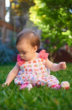Bebek kız oyun güneşli yaz arka planda park çimenlerin üzerinde