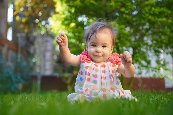 Счастливая Веселая Девочка Сидит Зеленом Фоне Травы — стоковое фото