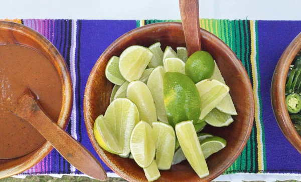 Cuenco de madera con limones —  Fotos de Stock