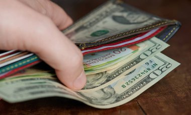 Elini tut 20 Amerikan doları ile cüzdan